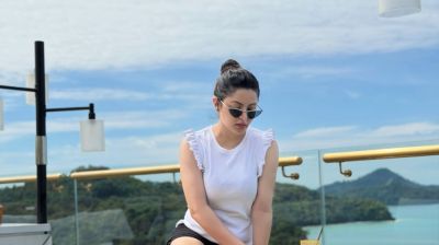 হোটেলের ব্যালকনিতে ফুরফুরে পরীমনি