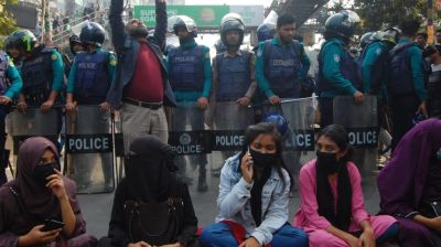 ঢাকা সেন্ট্রাল ইউনিভার্সিটি: অধ্যাদেশের দাবিতে সায়েন্সল্যাব অবরোধ