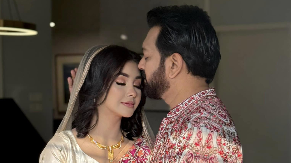 তাহসানের সঙ্গে বিচ্ছেদ খবরের মধ্যেই রোজার একের পর এক পোস্ট