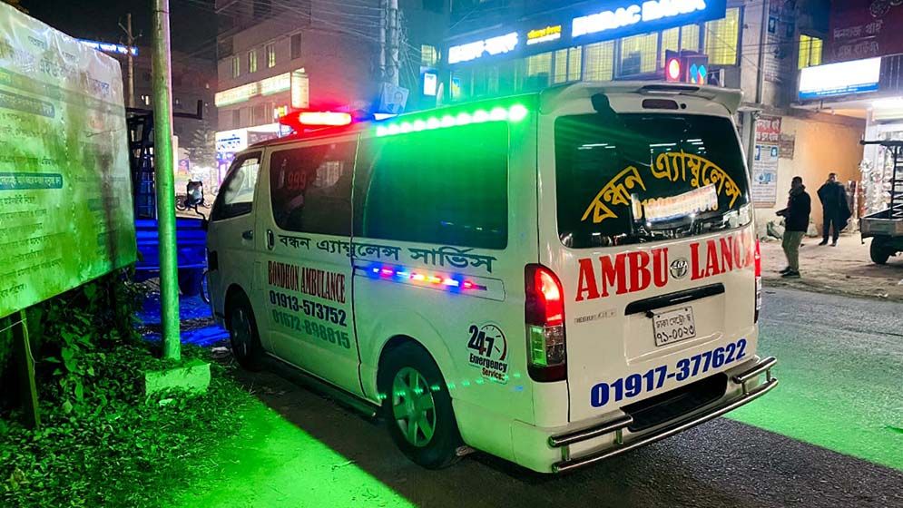 অ্যাম্বুলেন্স আটকে রোগীর স্বজন-চালককে লাঞ্ছিত, পথে বৃদ্ধের মৃত্যু
