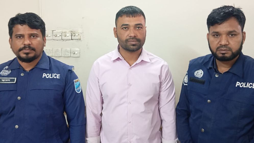 আত্মগোপনে গেলেও শেষ রক্ষা হলো না নিষিদ্ধ সংগঠনের নেতার