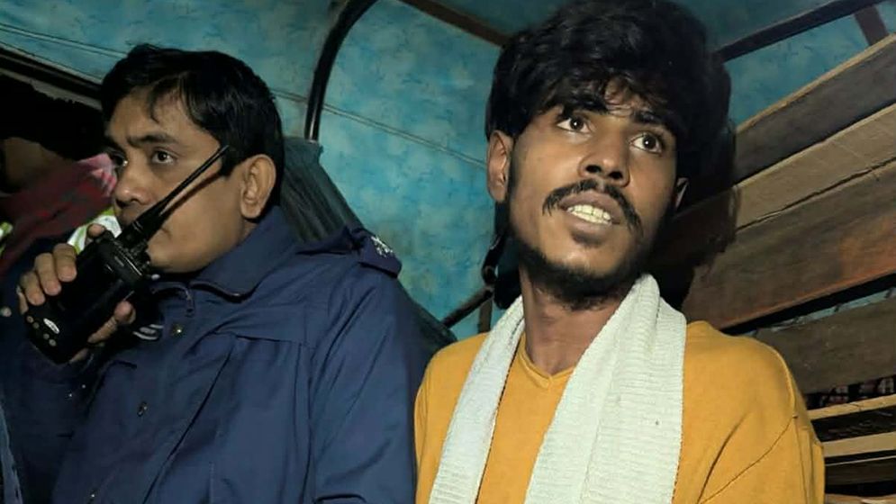 ডাকাতদের সিএনজিতে অগ্নিসংযোগ, ২ ডাকাত গ্রেফতার