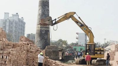 ইটভাটায় ৩০ লাখ টাকা জরিমানা, গুঁড়িয়ে দেওয়া হলো চিমনি