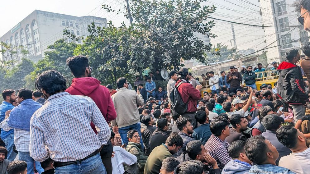 নির্বাচন কমিশনের সামনে ছাত্রদলের অবস্থান