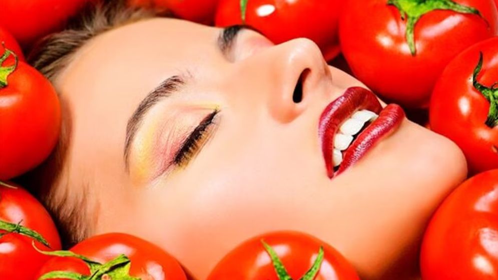শীতে ত্বক সমস্যায় পাকা টমেটোর ব্যবহার