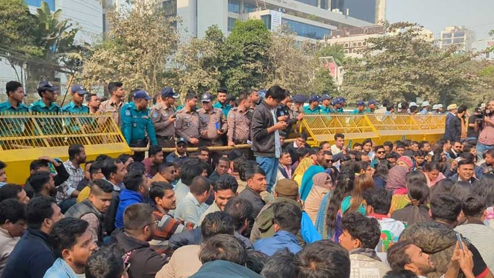 দাবি আদায় না হলে সারারাত ইসি অবরুদ্ধ রাখবে ছাত্রদল