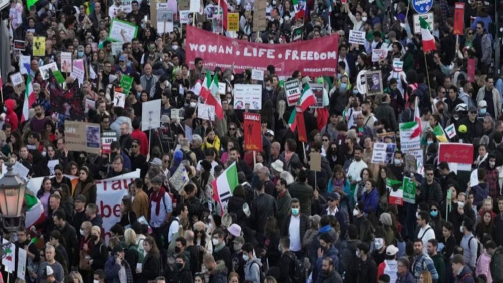 ইরানে ট্রাম্পের অবস্থান বদল, বিপাকে বিক্ষোভকারীরা