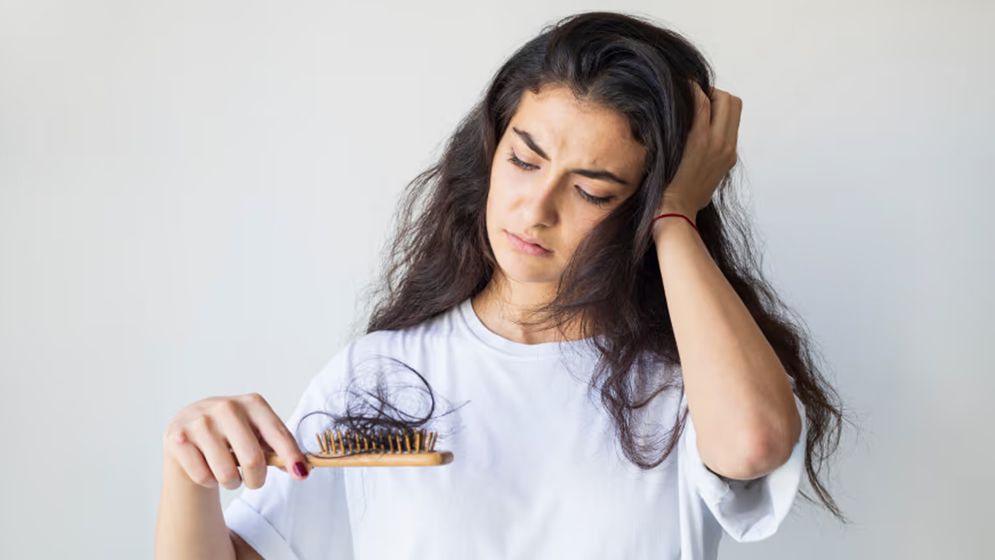 নিয়মিত কী পরিমাণ চুল পড়া স্বাভাবিক? সতর্ক হবেন কখন?