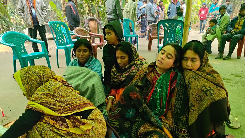 একসঙ্গে ৫ গৃহবধূর লাশ দেখল গ্রামবাসী