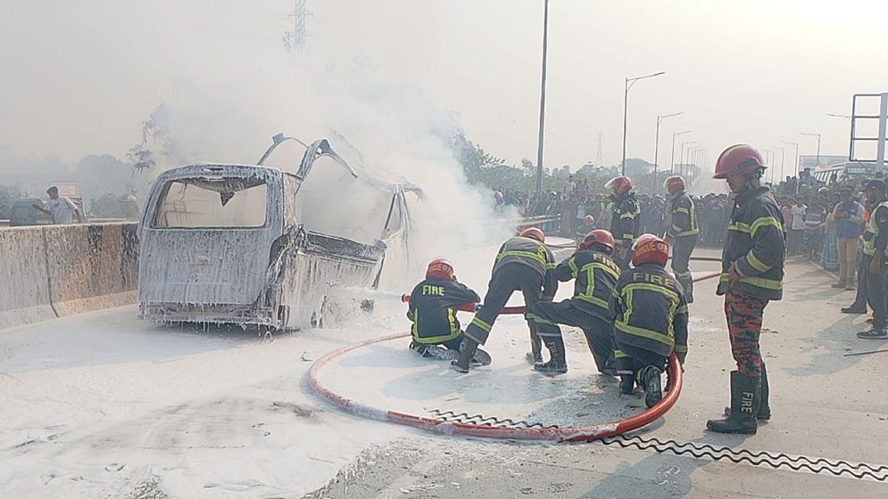 এক্সপ্রেসওয়েতে চলন্ত অ্যাম্বুলেন্সে আগুন, অল্পের জন্য রক্ষা রোগীসহ ৪ জন