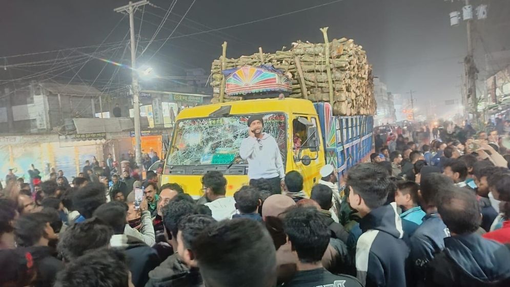 নওগাঁয় ট্রাকচাপায় প্রাণ গেল মা-মেয়ের