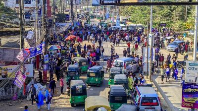 শাকসুর নির্বাচন দাবিতে মহাসড়ক অবরোধ শিক্ষার্থীদের