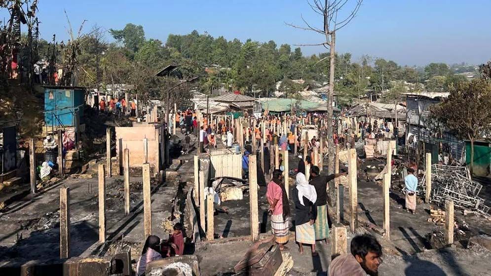 মধ্যরাতের আগুনে পুড়ে ছাই রোহিঙ্গা ক্যাম্পের সাড়ে চারশ ঘর