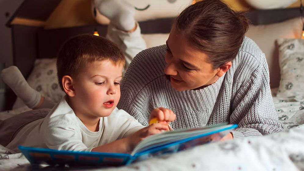 সন্তানের বুদ্ধি বিকাশে ঘুমানোর সময় করুন এই ৪ কাজ