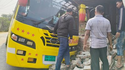 বসতবাড়িতে ঢুকে পড়ল যাত্রীবাহী বাস!