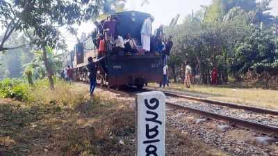 চাকার স্প্রিং খুলে অল্পে রক্ষা ‘মহুয়া এক্সপ্রেসের’ হাজারও যাত্রী