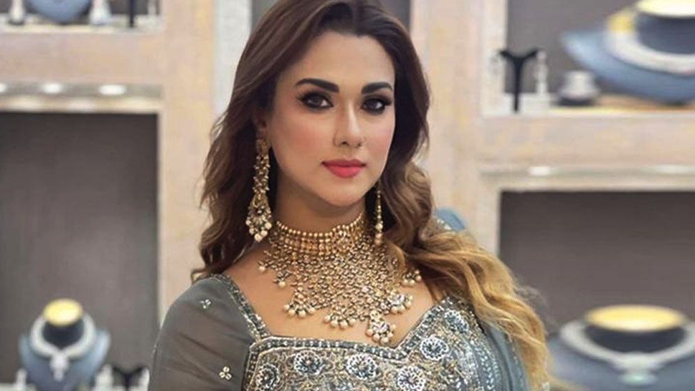 সাগরপাড়ে সাহসী লুকে অভিনেত্রী ববি
