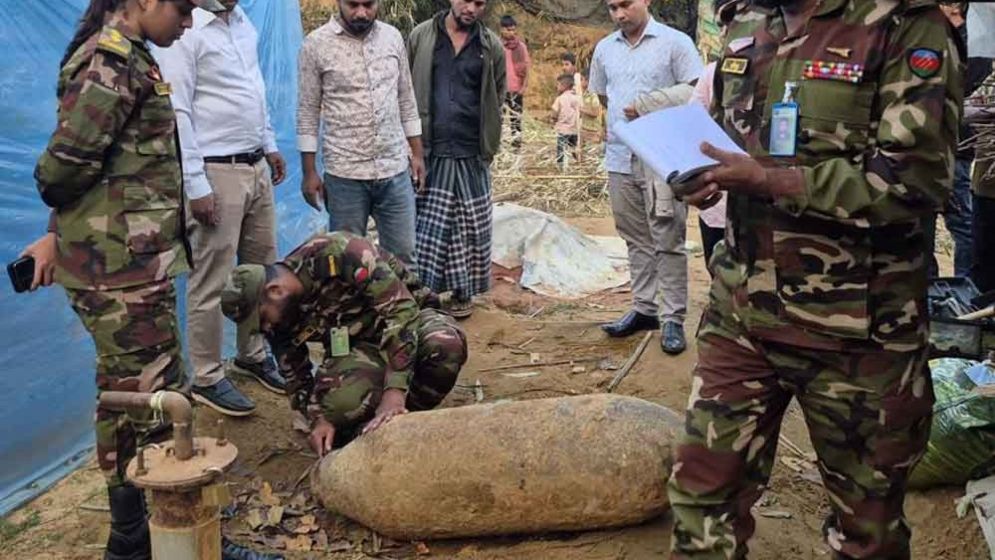 দেড় দশক ধরে চলছিল বোমার ওপর দাঁড়িয়ে কাপড় ধোয়া