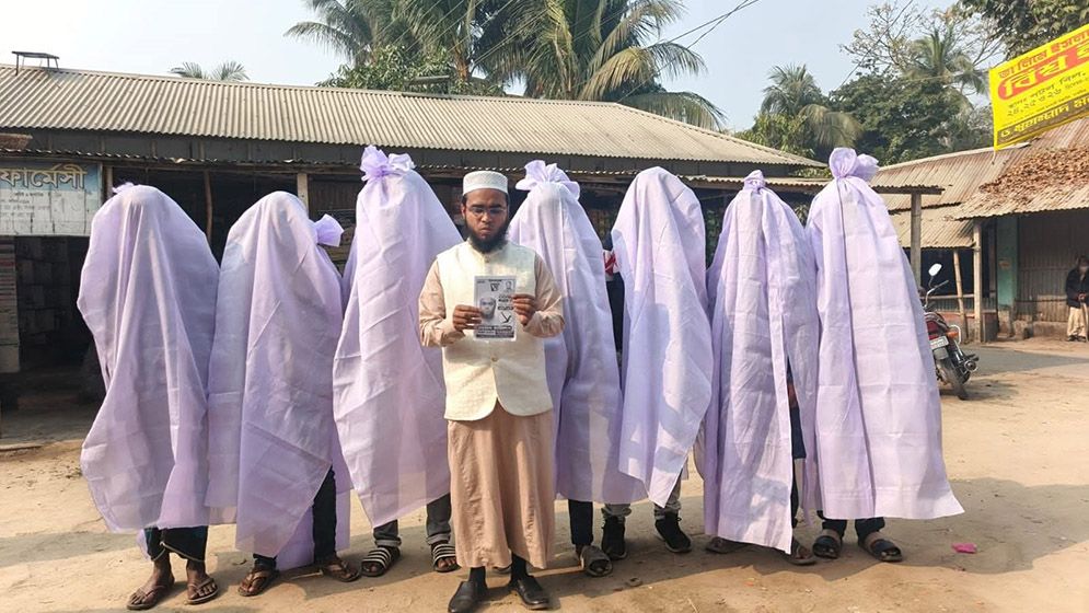 কাফনের কাপড় পরে নির্বাচনি প্রচারণায় মুফতি রায়হান