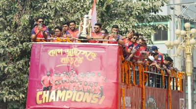 ছাদখোলা বাসে শহর ঘুরল বিপিএল চ্যাম্পিয়ন রাজশাহী ওয়ারিয়র্স
