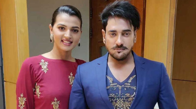 সিনেমাকে ‘সাময়িক বিদায়’ জানালেন অনন্ত-বর্ষা