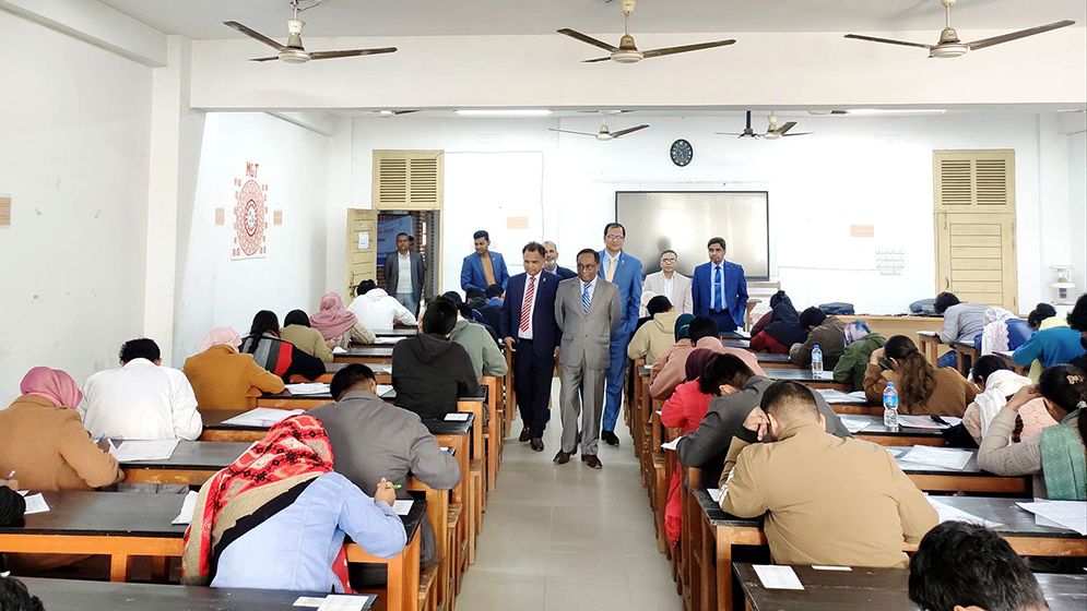 হাবিপ্রবিতে এক শিফটের প্রশ্নপত্র দিয়ে অন্য শিফটে পরীক্ষা!