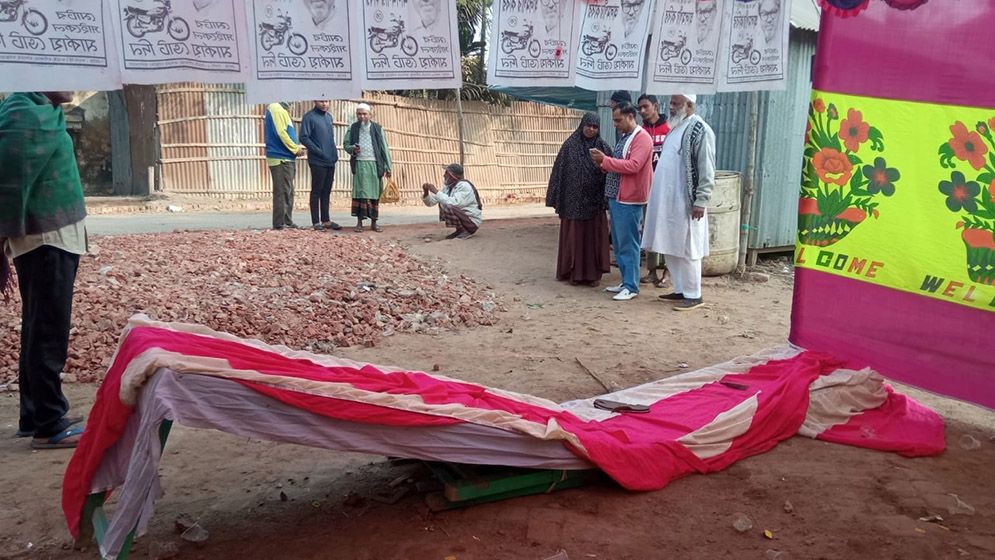 স্বতন্ত্র প্রার্থীর কর্মীকে মারধর ও নির্বাচনি ক্যাম্প ভাঙচুরের অভিযোগ