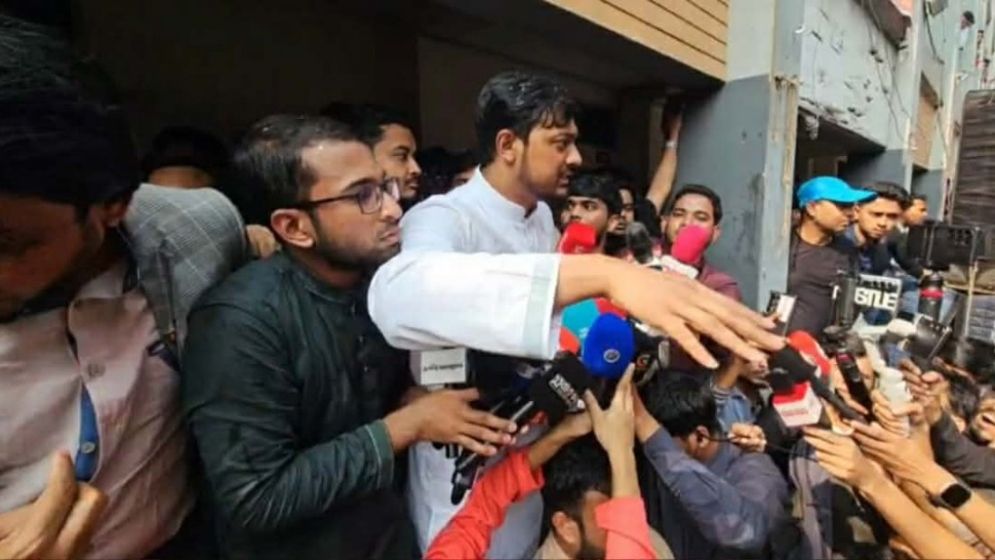 নাসীরুদ্দীন পাটওয়ারীর ওপর ডিম নিক্ষেপের অভিযোগ