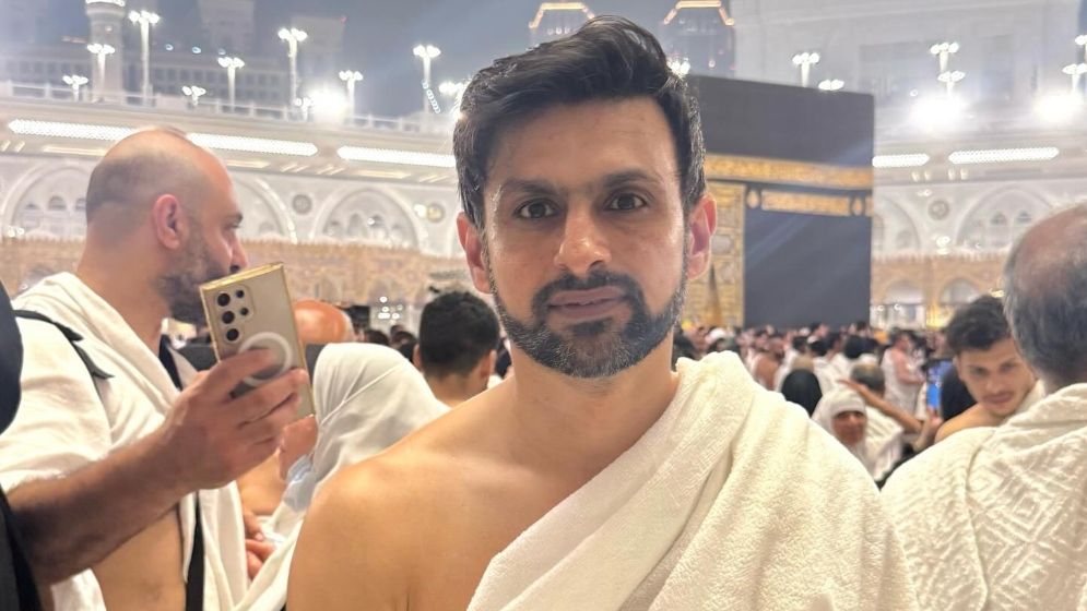 রমজানের আগে ওমরাহ পালন করলেন শোয়েব মালিক