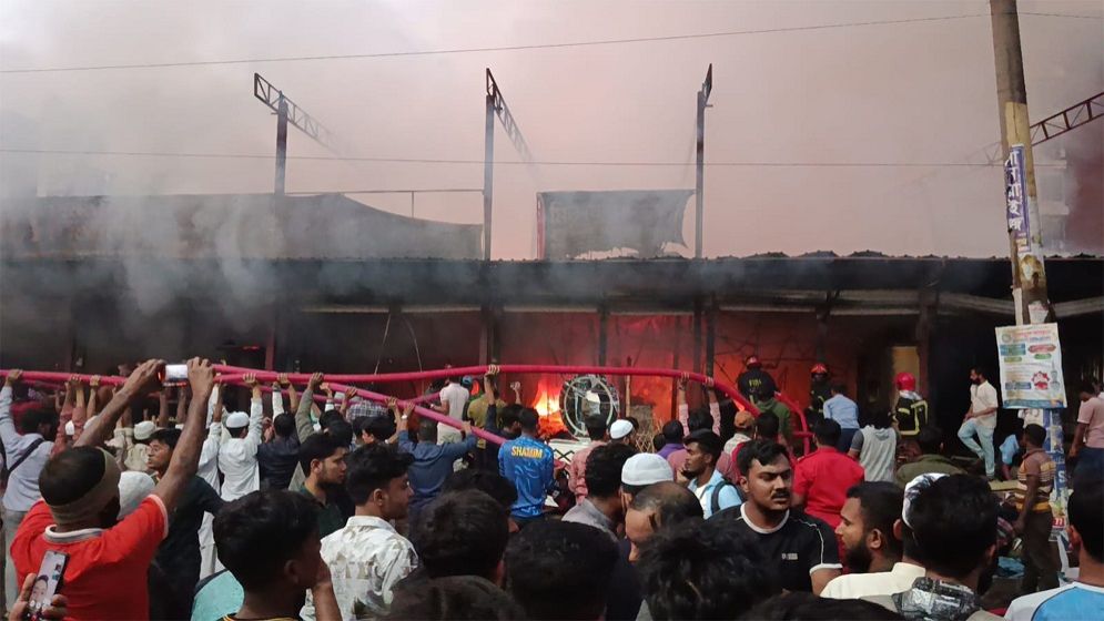 উত্তরায় ফার্নিচার মার্কেটে আগুন