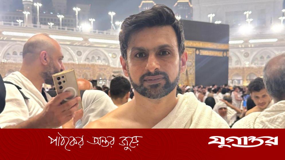 রমজানের আগে ওমরাহ পালন করলেন শোয়েব মালিক