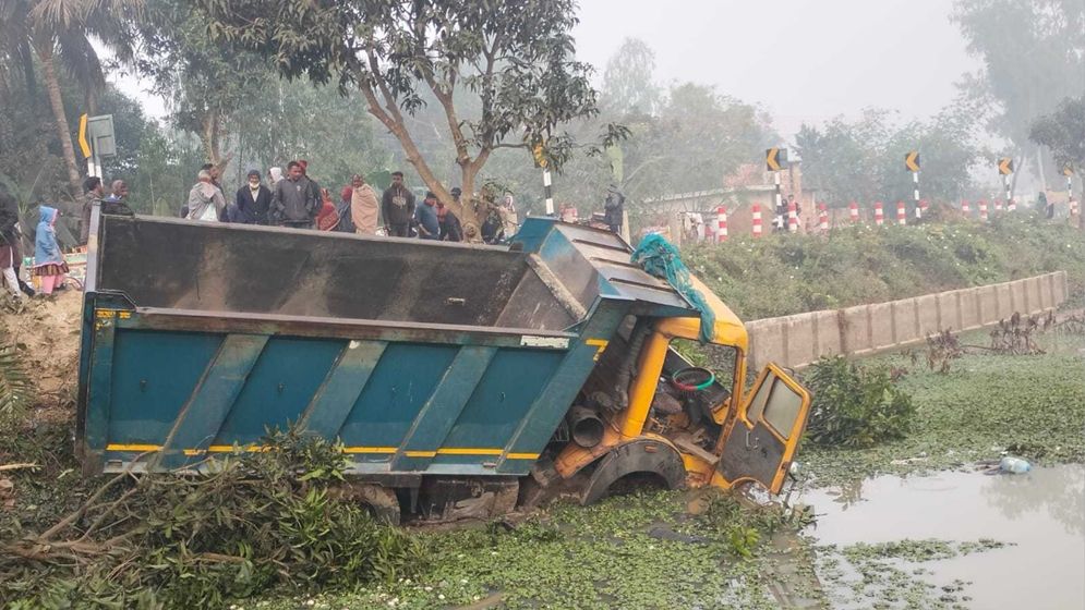 নওগাঁয় ট্রাকচাপায় প্রাণ গেল ৫ জনের