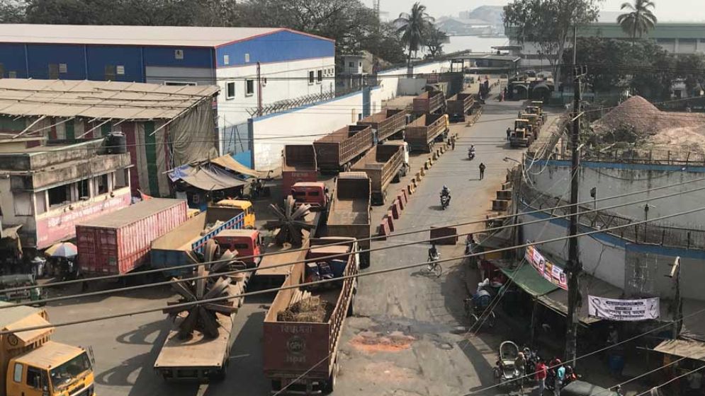 চট্টগ্রাম বন্দরে অচলাবস্থা, চলছে কর্মবিরতি