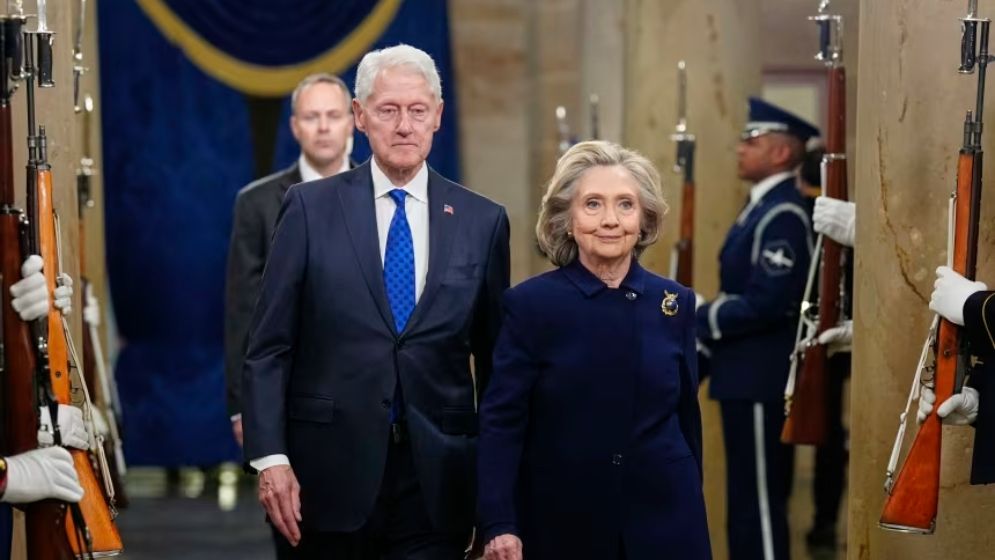 এপস্টেইন কেলেঙ্কারিতে ক্লিনটন দম্পতি, নতুন নথি ঘিরে তোলপাড়