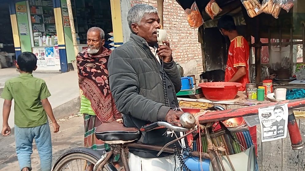 বাইসাইকেল চালিয়ে এমপি প্রার্থী নিজেই চালাচ্ছেন প্রচার-প্রচারণা