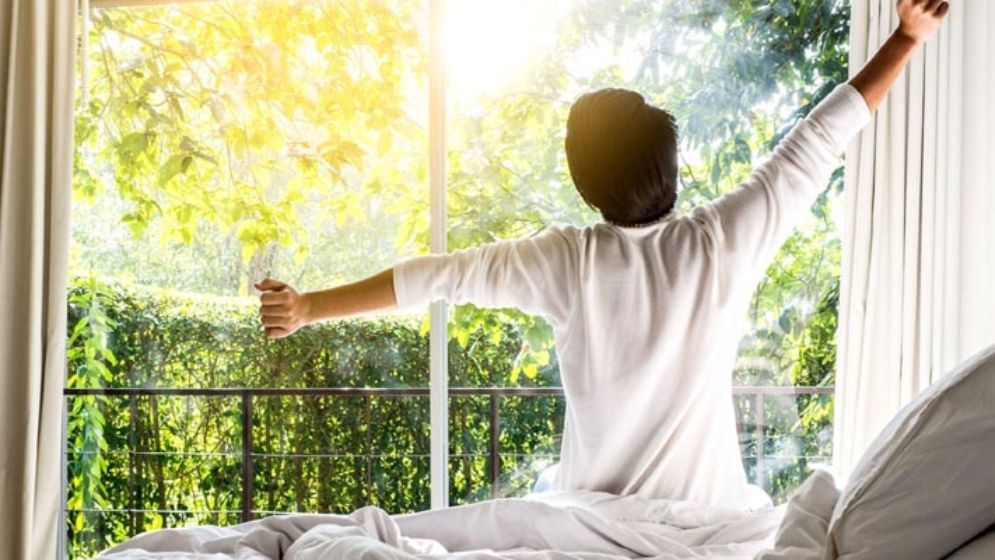 ফুরফুরে মেজাজ ধরে রাখতে ঘুম থেকে ওঠার পরের ৩০ মিনিট যা করবেন