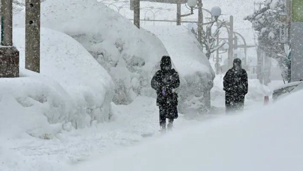 তুষার ঝড়ে বিপর্যস্ত জাপান