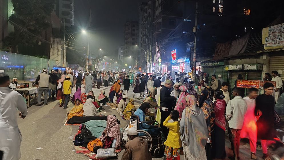 কবরের পাশে বুকভাঙা কান্না স্বজনদের