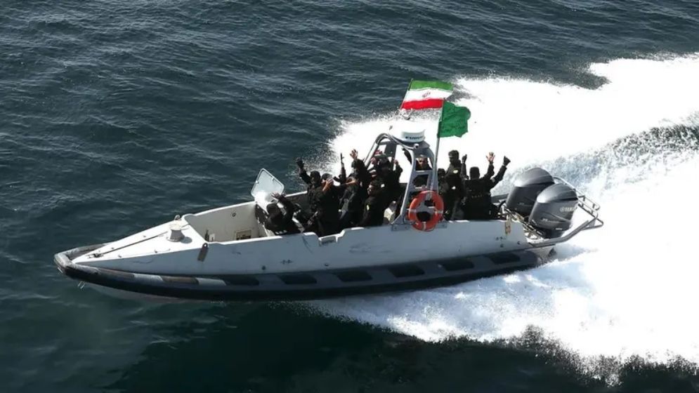 মার্কিন জাহাজকে ধাওয়া ইরানের