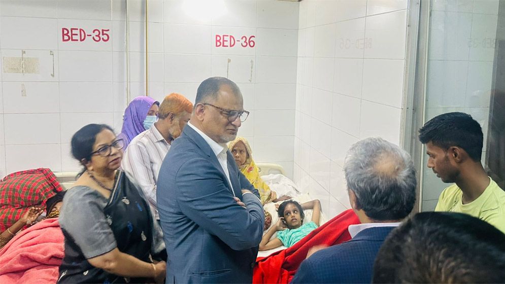 শিশু মোহনাকে দেখতে হাসপাতালে বিমান উপদেষ্টা