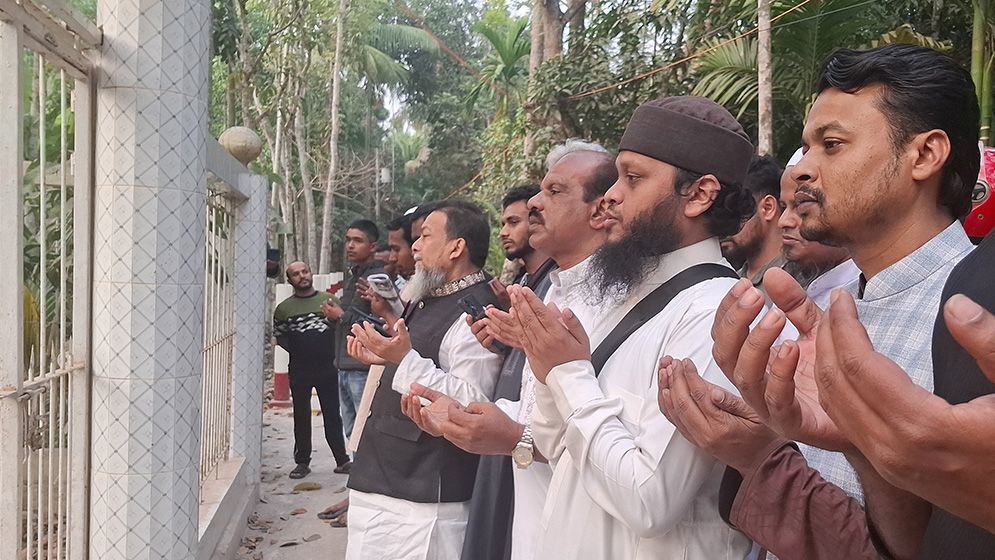 বিএনপি প্রার্থীর পিতা-মাতার কবর জিয়ারত করলেন বিদ্রোহী প্রার্থী