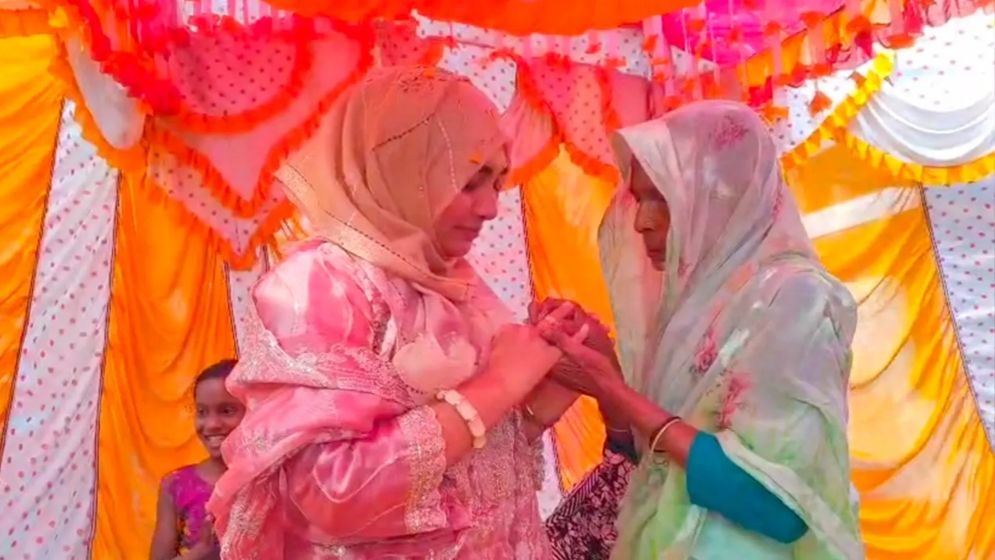 প্রচারণায় গিয়ে স্বর্ণের আংটি পেলেন হান্নান মাসউদের স্ত্রী