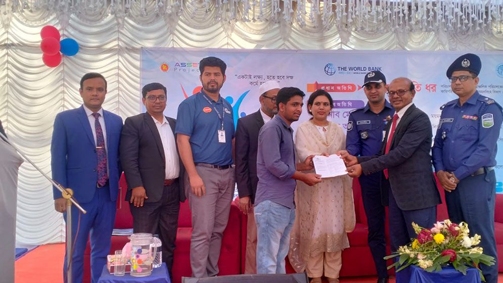 এক মিনিটে জীবন বদলে গেল ১৯৪ তরুণ-তরুণীর