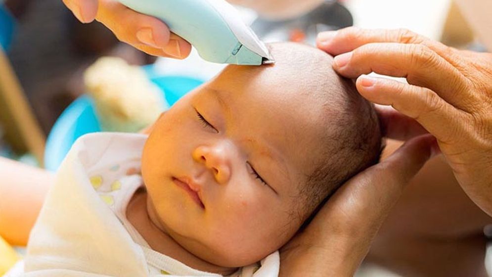 নবজাতকের জন্মের কতদিন পর চুল কাটতে হয়? এ দিনের করণীয় কী?