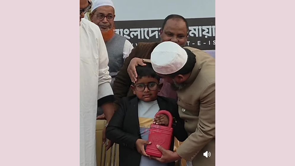 জামায়াত প্রার্থীর হাতে খুদে ভক্তের ‘ব্যাংক’