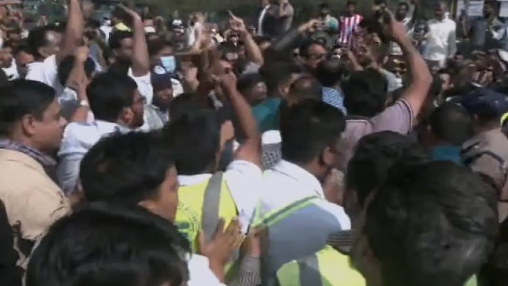 চট্টগ্রাম বন্দরে নৌপরিবহণ উপদেষ্টার গাড়ি আটকে শ্রমিকদের বিক্ষোভ