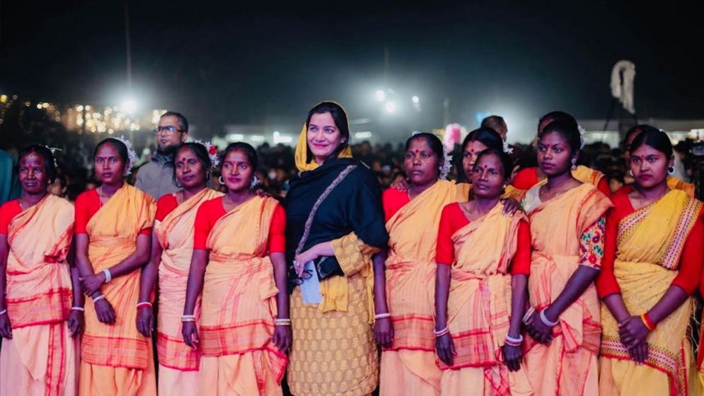 রোদ–ধুলোয় গ্রাম থেকে গ্রামে শামারুহ মির্জা