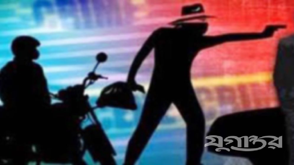 ব্যবসা প্রতিষ্ঠান লুট, পুলিশে খবর দেওয়ায় বাড়িতে গুলি