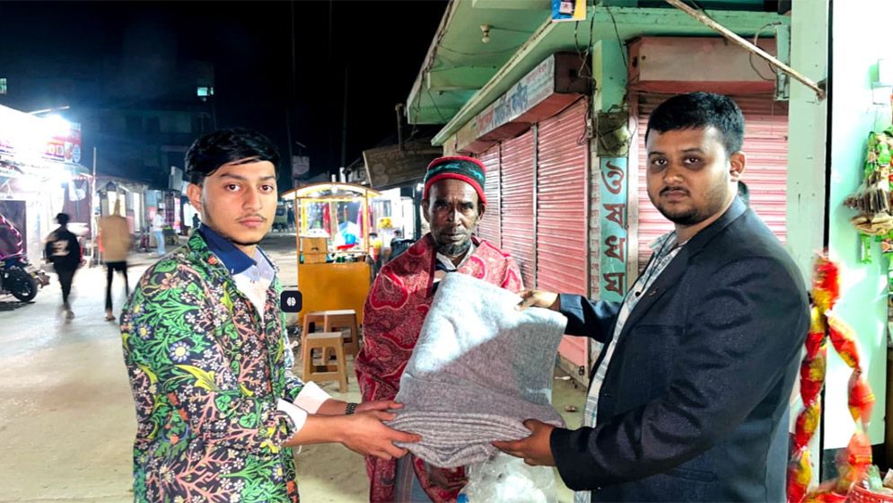 রায়পুরায় শীতার্তদের মাঝে কম্বল বিতরণ
