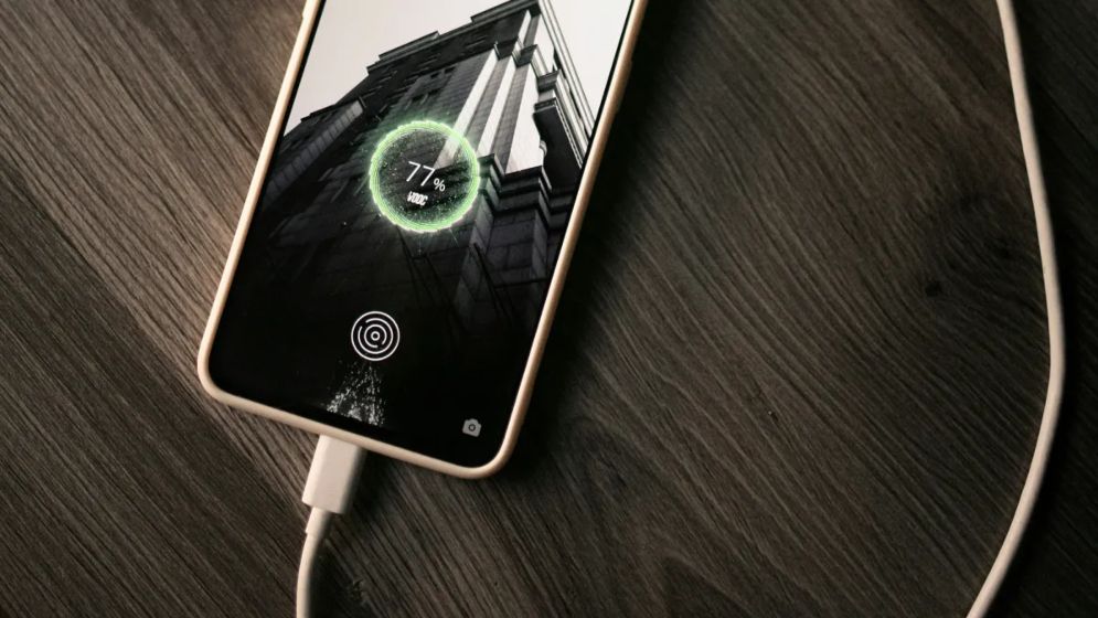 স্মার্টফোনের চার্জ দ্রুত শেষ হওয়া ঠেকাতে জানুন ‘২০–৮০’ ফর্মুলা